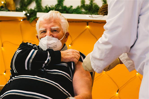 Một người cao tuổi ở Viện Dưỡng lão được tiêm vaccine phòng COVID-19 ở Cologne