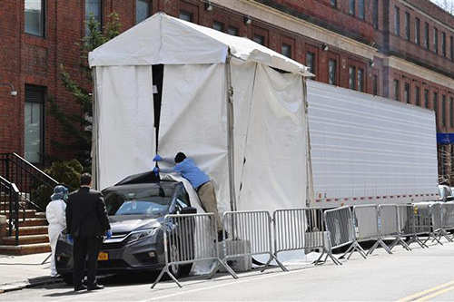 Xe tải đông lạnh được sử dụng làm nhà xác dã chiến bên ngoài một bệnh viện ở New York, Mỹ.