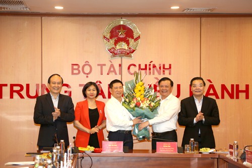 Chùm ảnh: Lễ bàn giao nhiệm vụ Bộ trưởng Bộ Tài chính Chùm ảnh: Lễ bàn giao nhiệm vụ Bộ trưởng Bộ Tài chính