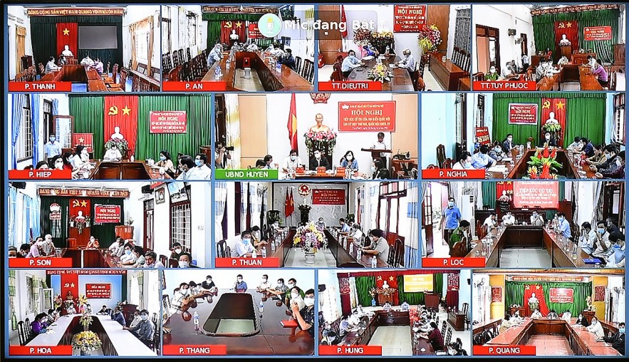 13 xã tại huyện Tuy Phước theo dõi cuộc tiếp xúc cử tri qua các điểm cầu trực tuyến. Ảnh: Minh Tuấn.