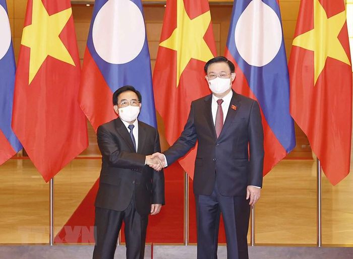 Chùm ảnh: Chủ tịch Quốc hội Vương Đình Huệ hội kiến Thủ tướng Lào
