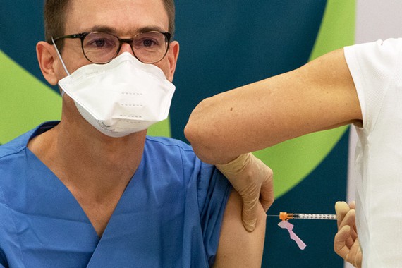 Nhân viên y tế được tiêm ngừa COVID-19 tại Vienna, Áo - Ảnh: REUTERS