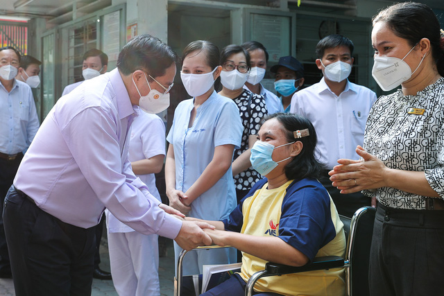Thủ tướng Phạm Minh Chính: Chăm sóc các cháu tàn tật mồ côi tốt nhất có thể với tấm lòng của người mẹ, người cha - Ảnh 2.