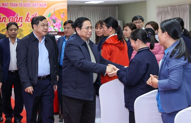 Thủ tướng chúc Tết công nhân lao động, gia đình liệt sĩ tại Nam Định