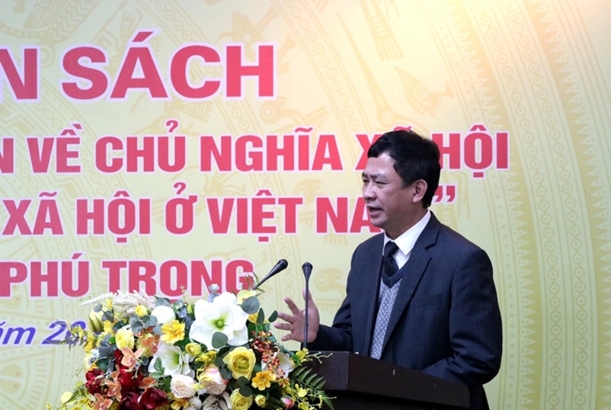 PGS.TS Lâm Quốc Tuấn, Viện trưởng Viện Xây dựng Đảng (Học viện Chính trị Quốc gia Hồ Chí Minh) phát biểu tại lễ ra mắt sách của Tổng Bí thư