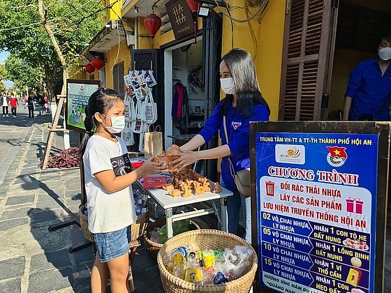 Độc đáo chương trình đổi rác thải nhựa lấy đồ mỹ nghệ tại Hội An