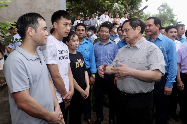 Thủ tướng thăm, tặng quà công nhân; kiểm tra thi công cây cầu huyết mạch tại Bắc Giang