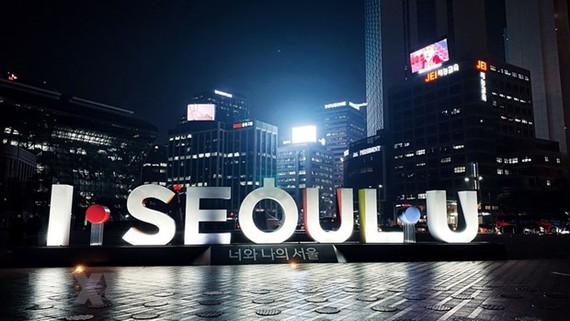 Biểu tượng của thành phố Seoul được dựng tại Quảng trường trước Tòa thị chính với khẩu hiệu Seoul của Bạn và Tôi. Ảnh: TTXVN