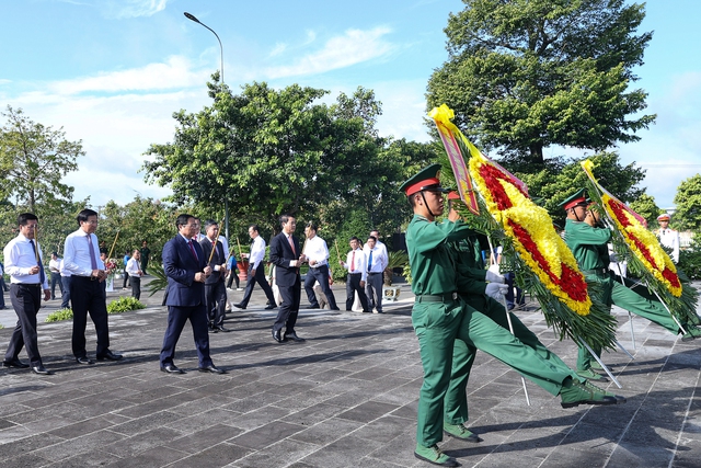 Chùm ảnh: Thủ tướng dâng hương tưởng niệm các anh hùng, liệt sĩ (Chờ ảnh) - Ảnh 4.