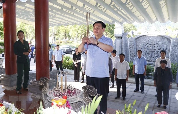 Chủ tịch Quốc hội Vương Đình Huệ dâng hương tại Ngã ba Đồng Lộc, Truông Bồn