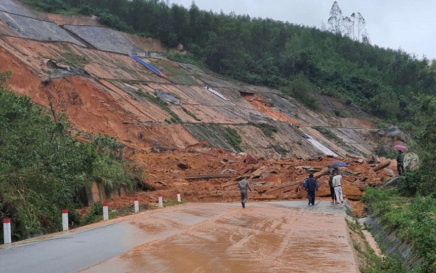 Trung Bộ mưa to, có nơi mưa rất to, đề phòng lốc, sét