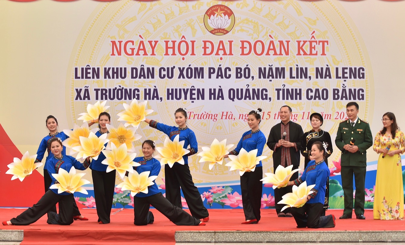 Chùm ảnh: Thủ tướng Phạm Minh Chính dâng hương tưởng nhớ Bác Hồ, dự Ngày hội Đại đoàn kết với đồng bào Pác Bó