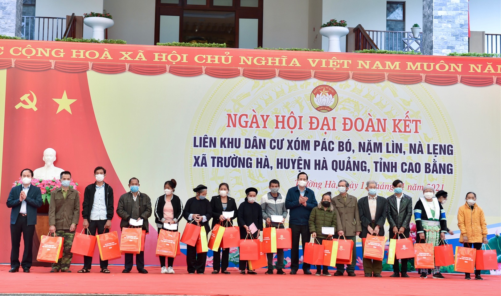 Chùm ảnh: Thủ tướng Phạm Minh Chính dâng hương tưởng nhớ Bác Hồ, dự Ngày hội Đại đoàn kết với đồng bào Pác Bó
