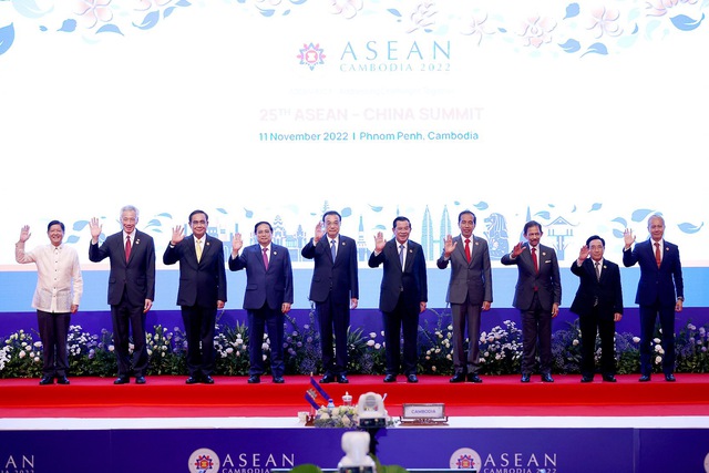 Thủ tướng tham dự Hội nghị Cấp cao ASEAN với các đối tác Trung Quốc, Hàn Quốc, LHQ - Ảnh 1.