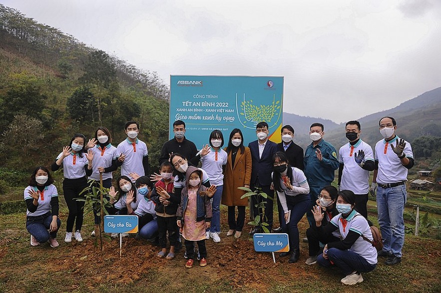 ABBANK trao tặng 25.000 cây xanh cho người dân xã Dương Quỳ, Lào Cai