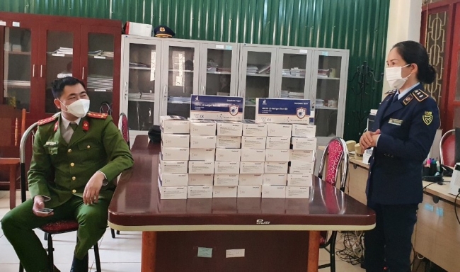 Cao Bằng, Hà Tĩnh: Thu giữ gần 2.000 bộ kit test Covid-19 nhập lậu