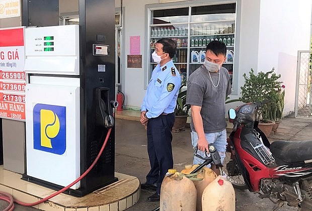 Lâm Đồng: Một cửa hàng xăng dầu bị phạt 15 triệu đồng do găm hàng chờ tăng giá