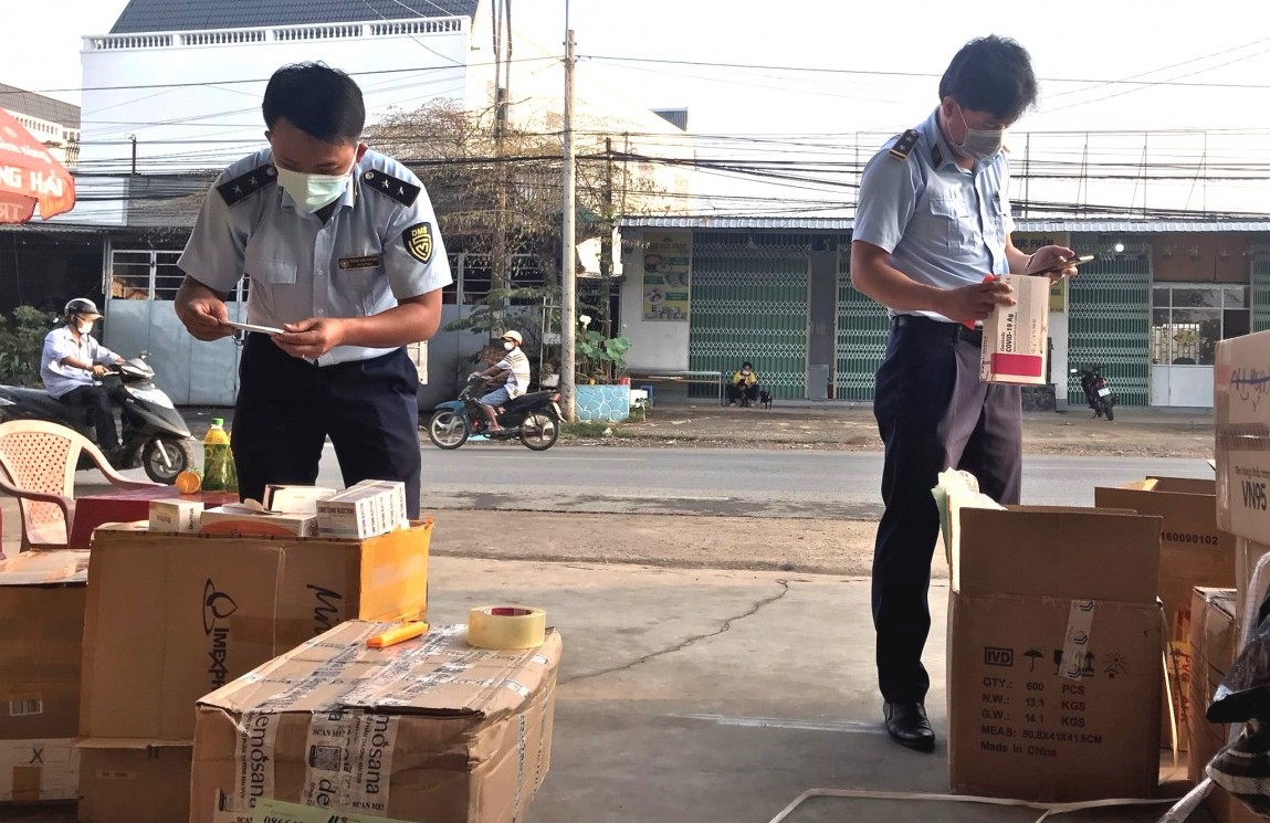 Vĩnh Long: Thu giữ hơn 2.000 bộ test Covid-19 vi phạm nhãn hàng hóa
