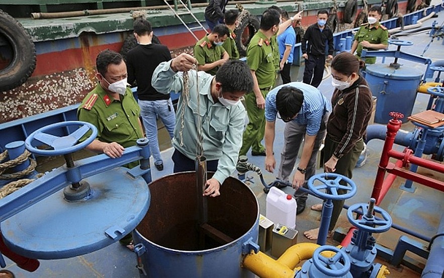 Nghệ An: Phát hiện 1 tấn xăng E5 không rõ nguồn gốc trên biển Cửa Lò
