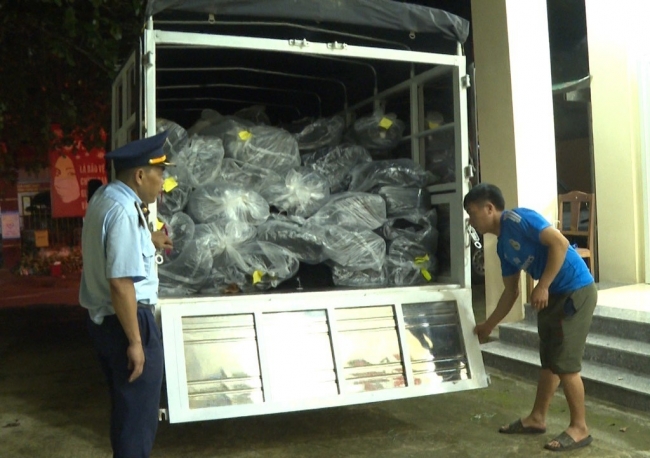 Hà Giang: Bắt lô hàng hơn 1,4 tấn vải và chỉ cuộn nghi nhập lậu