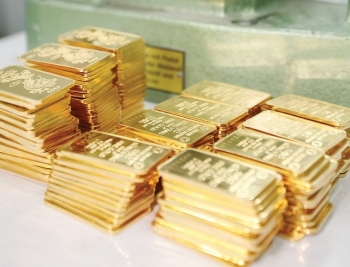 Gold prices swing amid tax debate and import uncertainty