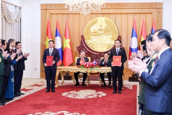 Vietnam and Laos commit to joint industrial development and research
