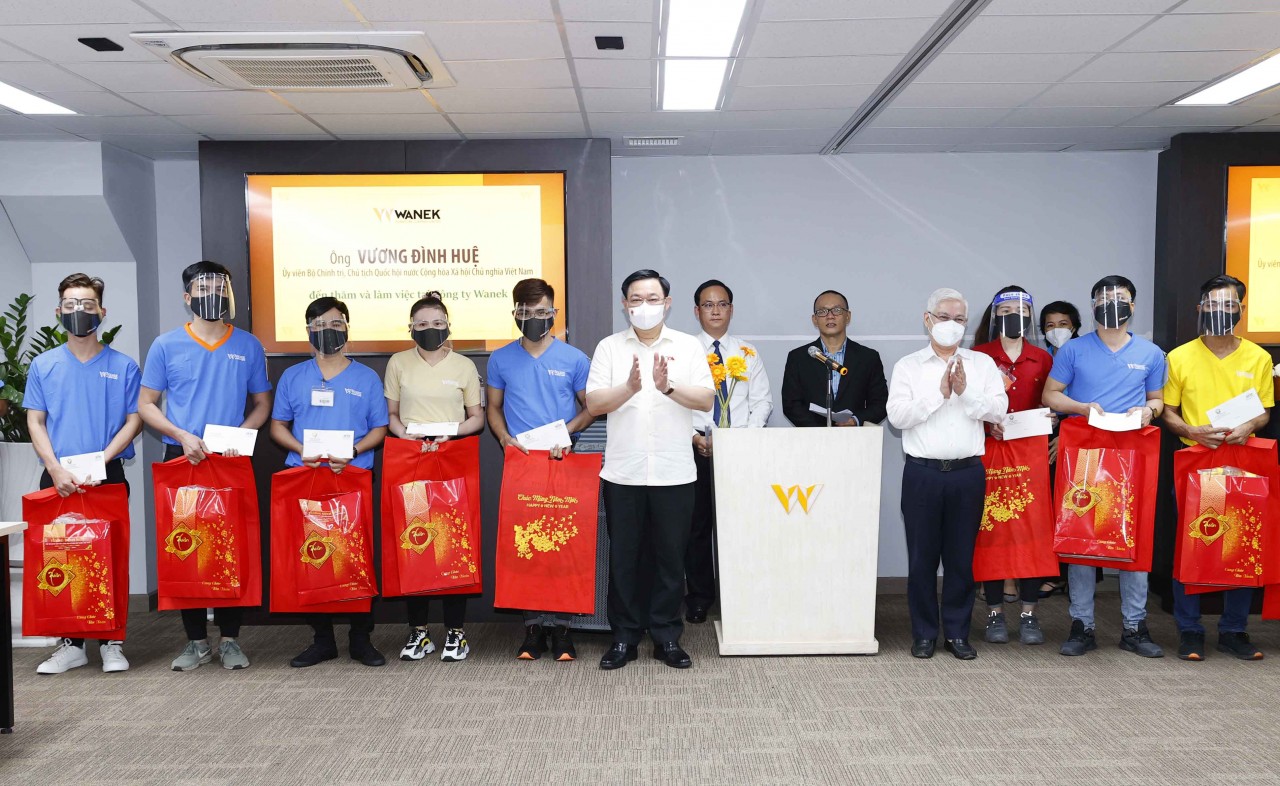 Chủ tịch Quốc hội Vương Đình Huệ trao tặng quà Tết cho công nhân Công ty Wanek Furniture có hoàn cảnh khó khăn