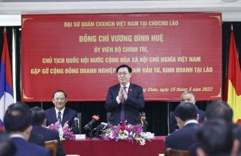 Chủ tịch Quốc hội gặp cộng đồng doanh nghiệp Việt Nam tại Lào