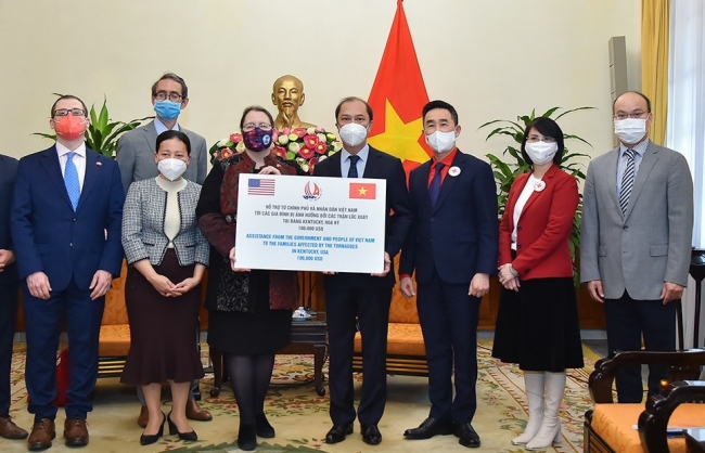 Việt Nam ủng hộ Hoa Kỳ 100.000 USD khắc phục hậu quả thiên tai