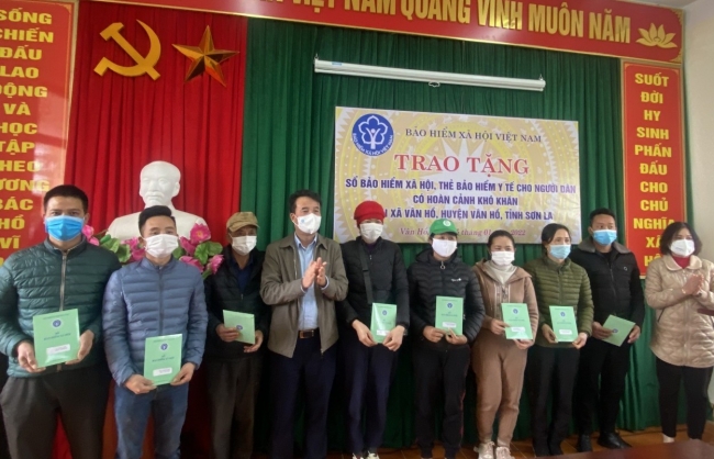 Trao tặng 200 sổ bảo hiểm xã hội, thẻ BHYT tới đồng bào, chiến sỹ tại Sơn La