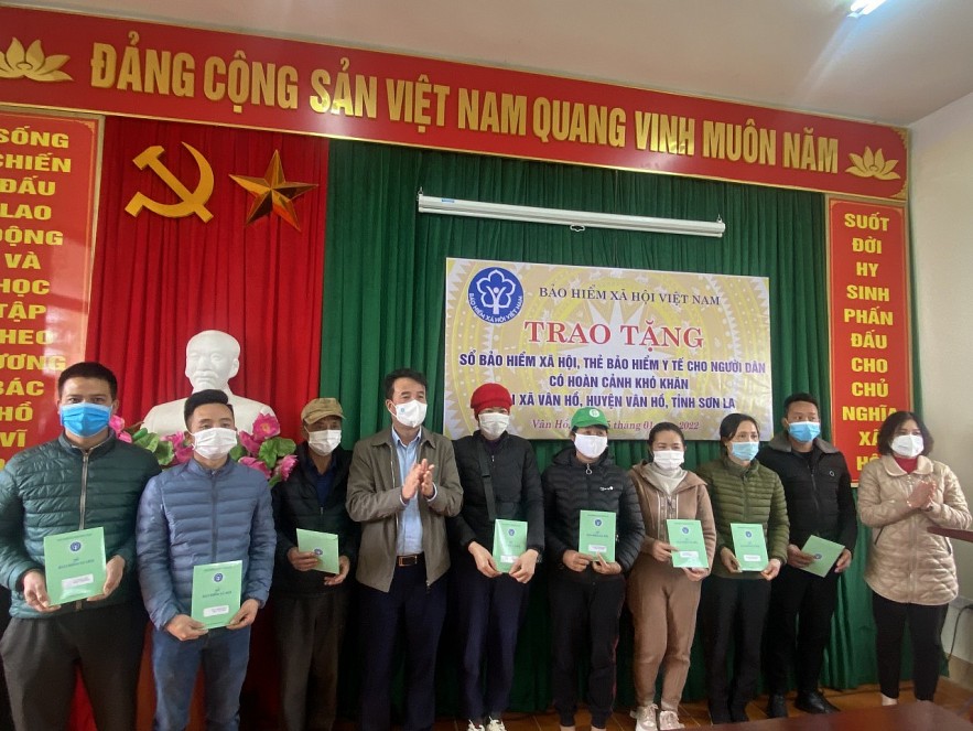 Trao tặng 200 sổ bảo hiểm xã hội, thẻ BHYT tới đồng bào, chiến sỹ tại Sơn La