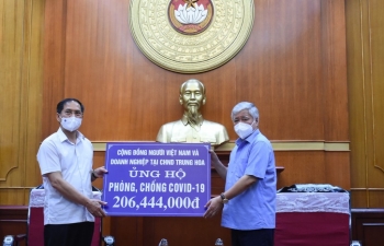 Trao tặng hơn 3 tỷ đồng kiều bào ủng hộ phòng, chống dịch