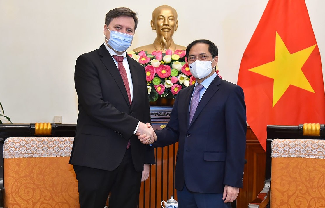 Ba Lan viện trợ bổ sung cho Việt Nam 890.000 liều vắc-xin Covid-19