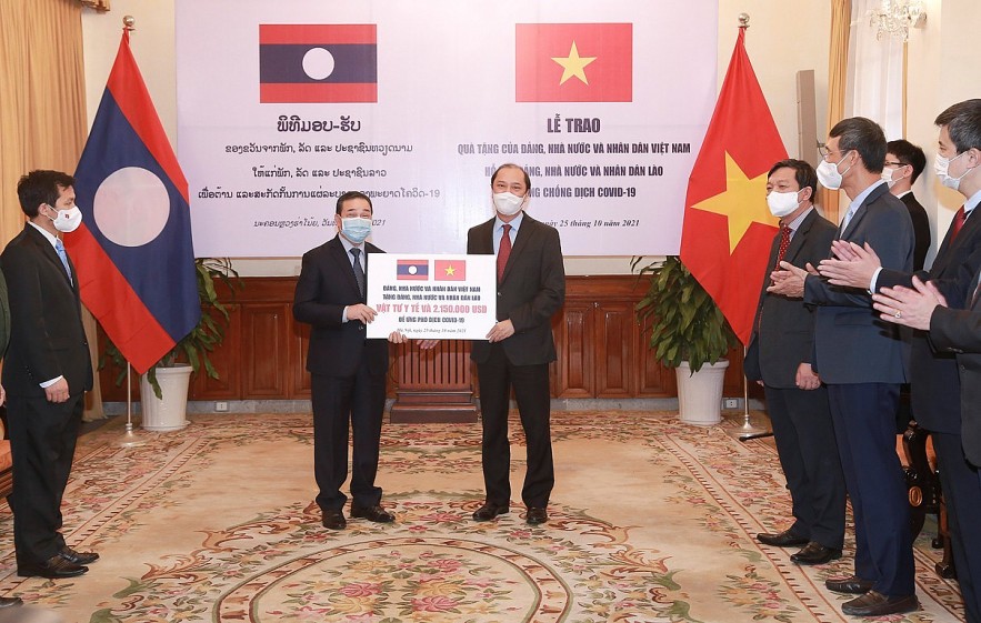 Việt Nam hỗ trợ khẩn cấp cho Lào 2,15 triệu USD ứng phó với dịch Covid-19