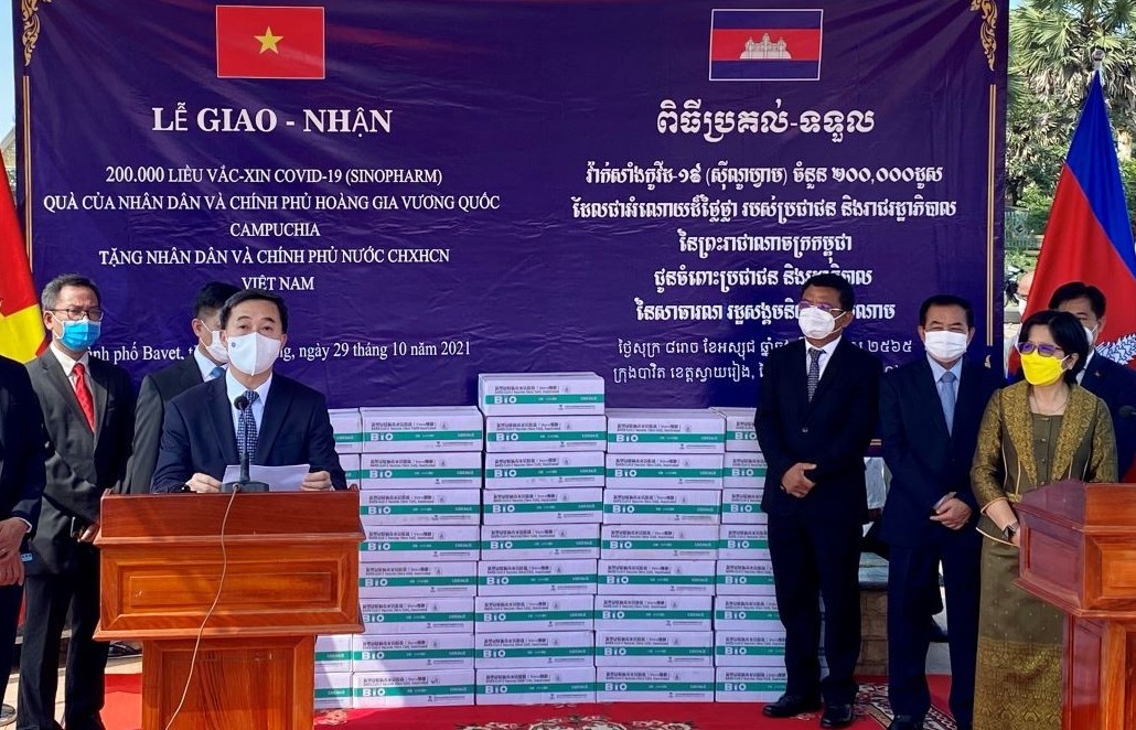 Campuchia tặng Việt Nam 200.000 liều vắc-xin Covid-19