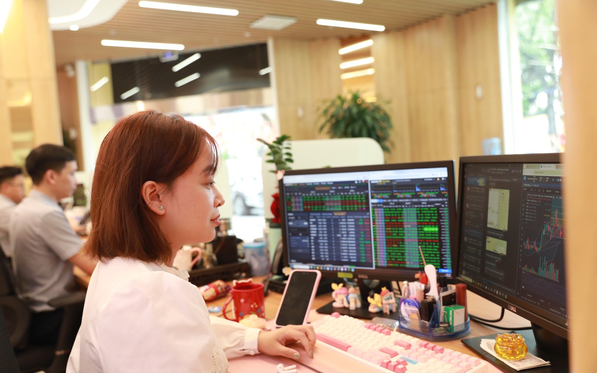 Chứng khoán ngày 10/6: VN-Index phục hồi phiên thứ hai liên tiếp, lấy lại mốc tâm lý quan trọng
