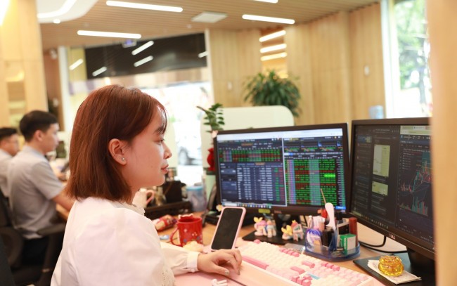 Chứng khoán ngày 10/6: VN-Index phục hồi phiên thứ hai liên tiếp, lấy lại mốc tâm lý quan trọng