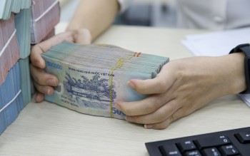 Nới trần SMLR, "cơi nới" room tín dụng giữa lúc huy động chậm khiến thanh khoản thêm áp lực