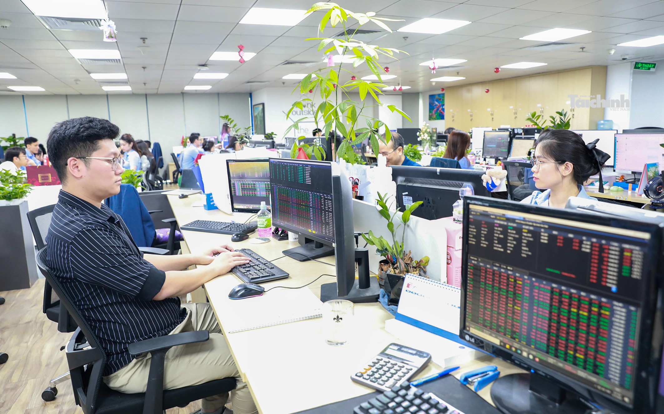 Chứng khoán ngày 28/7: Lực cầu bắt đáy trở lại, VN-Index đảo chiều tăng điểm