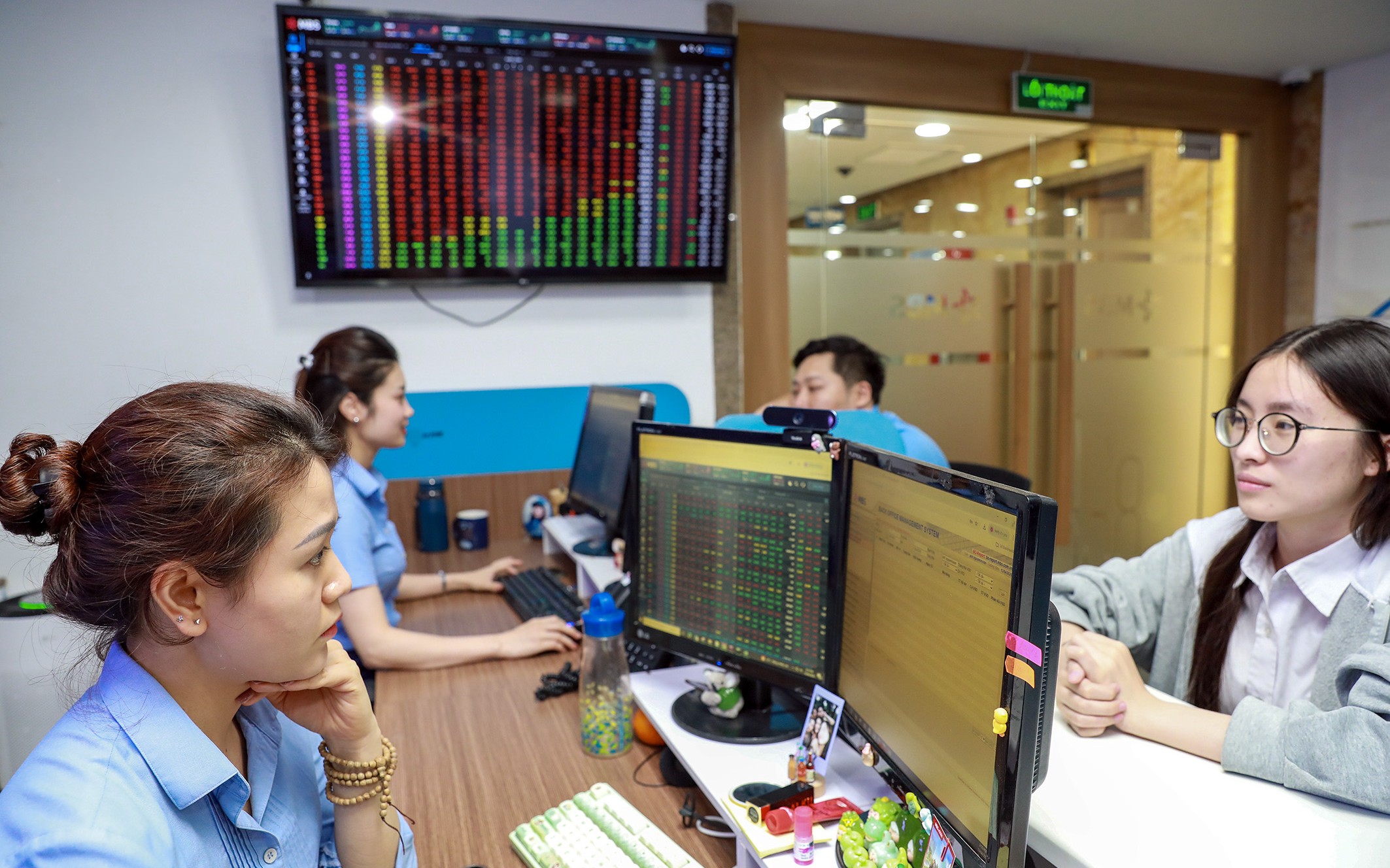 Chứng khoán ngày 25/6: VN-Index giảm gần 15 điểm, áp lực chốt lời gia tăng trước ngưỡng 1.900 điểm