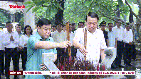 Đoàn công tác Bộ Tài chính dâng hương tại Nghĩa trang liệt sỹ Phạm Văn Khang và đồng đội