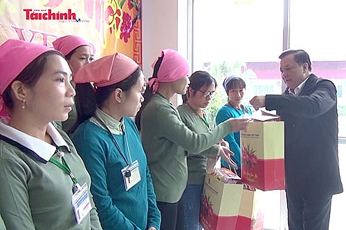 Bộ trưởng Đinh Tiến Dũng thăm và chúc Tết cho công nhân, hộ nghèo và thương bệnh binh ở Ninh Bình